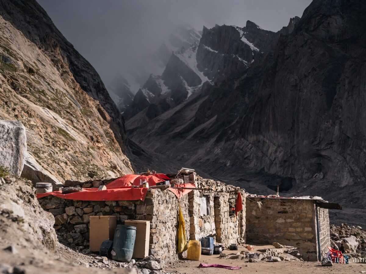 Balti Caravan on the Braldu Gorge